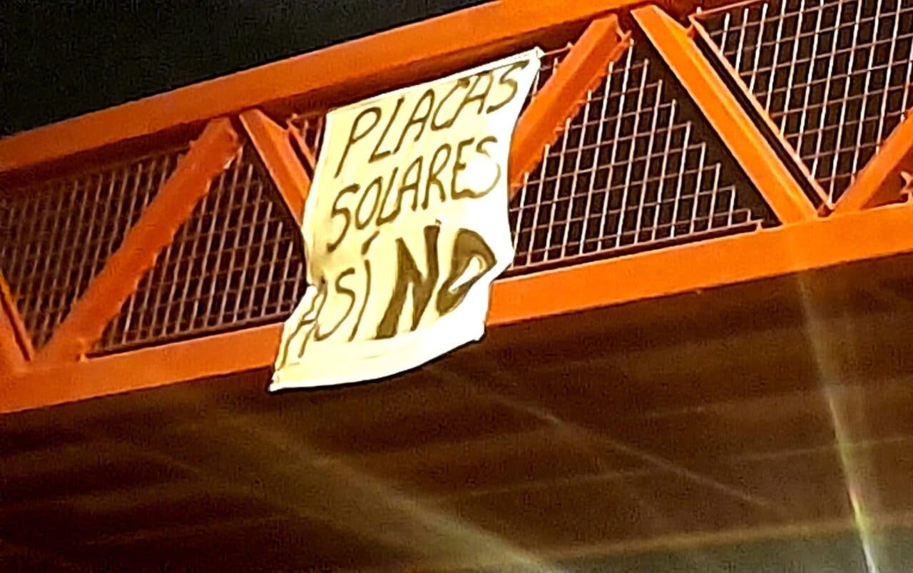 Cartel de protesta contra las plantas solares en Villalbilla