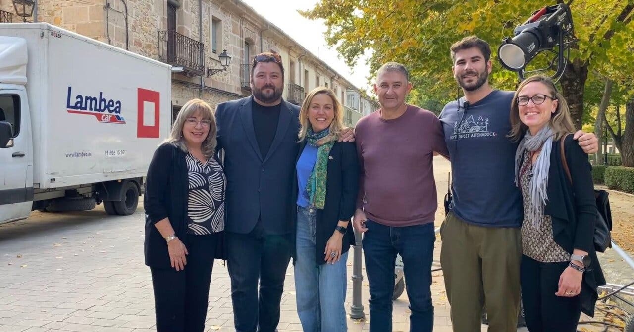 Equipo de rodaje de La bola negra en Sigüenza con un camión de fondo.