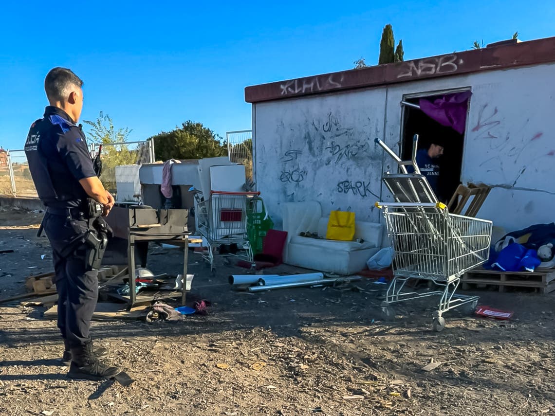 Policía observando el derribo de una caseta okupada en Torrejón.