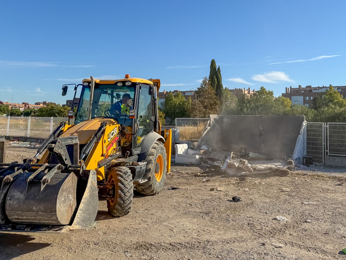 Maquinaria derribando una caseta en Torrejón de Ardoz