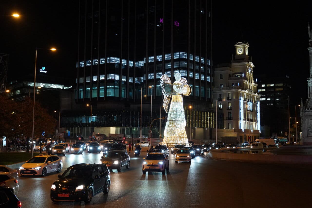 Ángel de luz iluminado en la Plaza de Colón durante la Navidad en Madrid