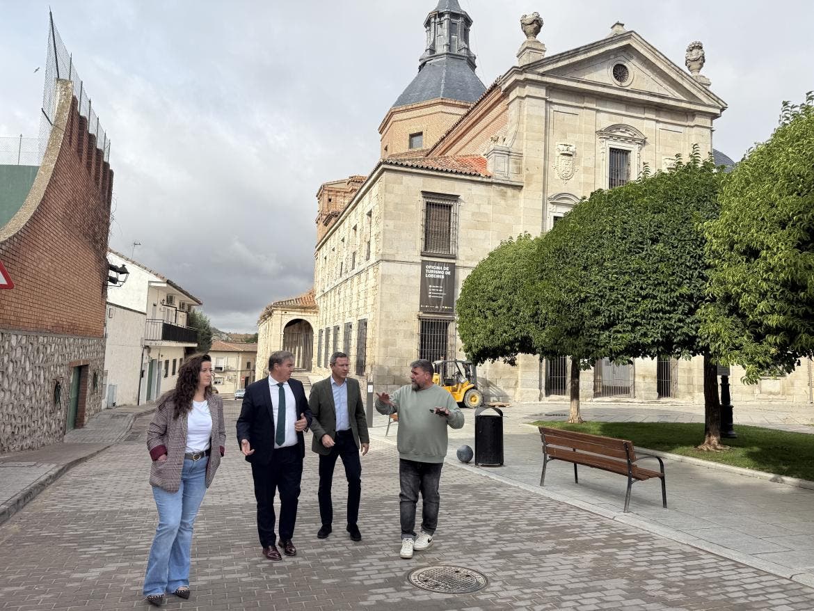 Visita de autoridades a la remodelación del centro histórico de Loeches