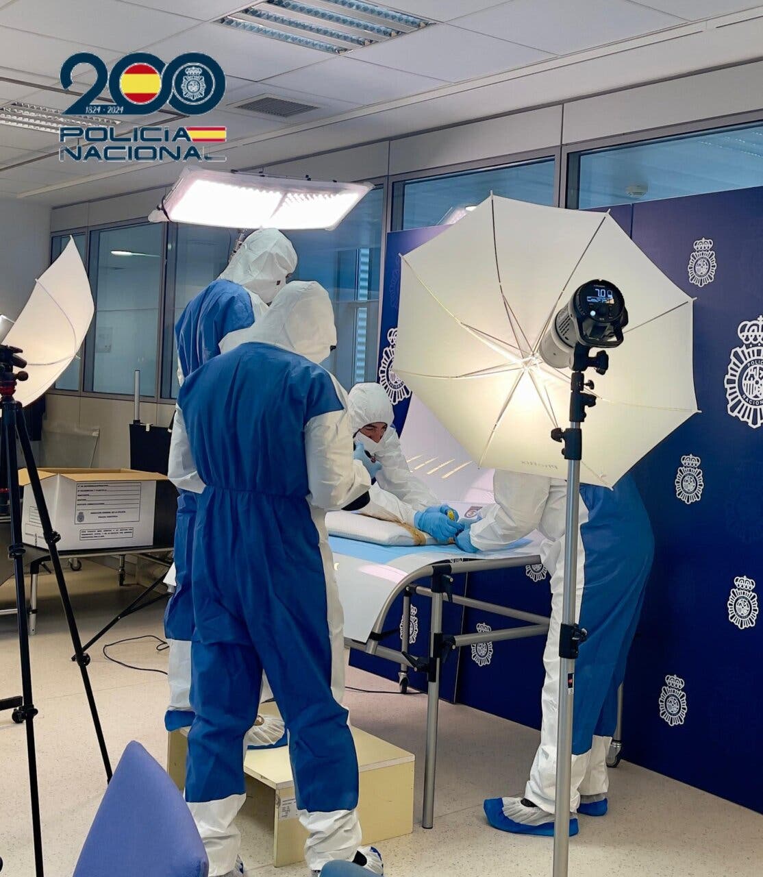 Agentes de la Policía Nacional inspeccionando un cuadro de Picasso