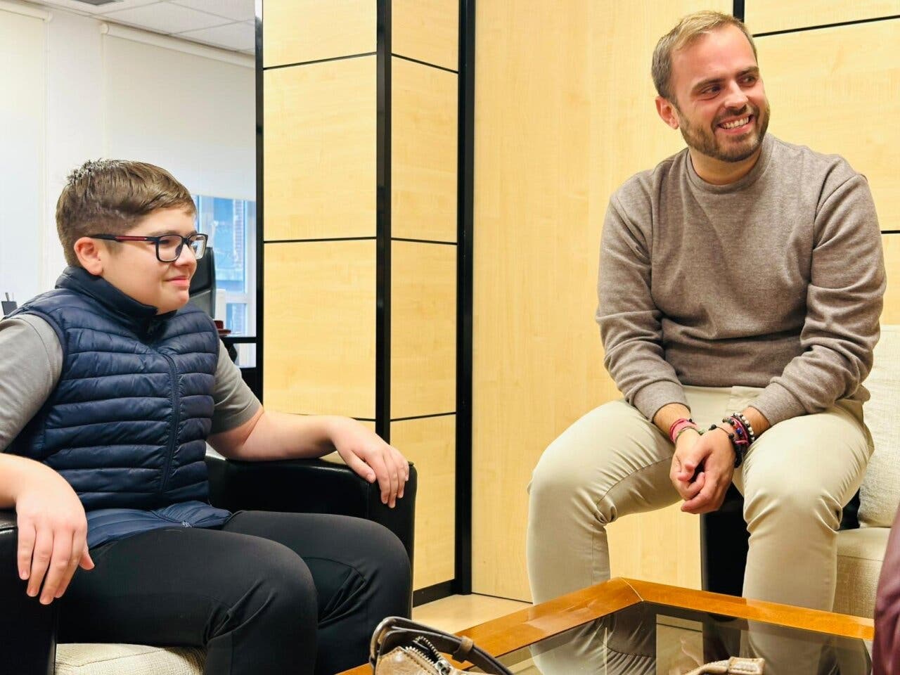 Construcción de una gran bola de Navidad en Arganda del Rey