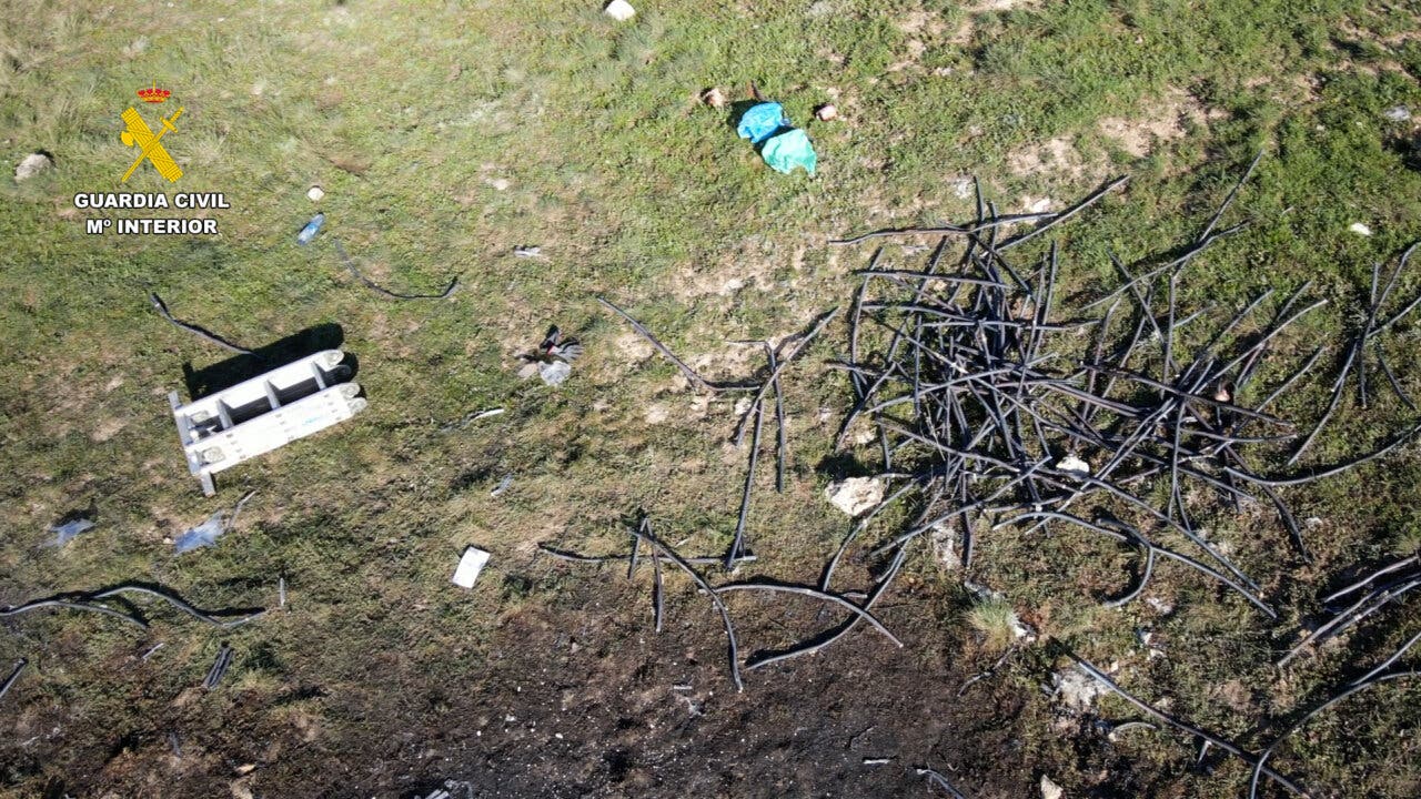 Vista aérea de cables telefónicos robados y furgoneta abandonada