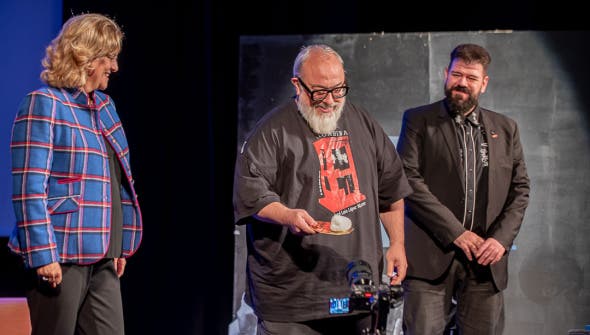 Álex de la Iglesia recibiendo un premio en Alcalá de Henares