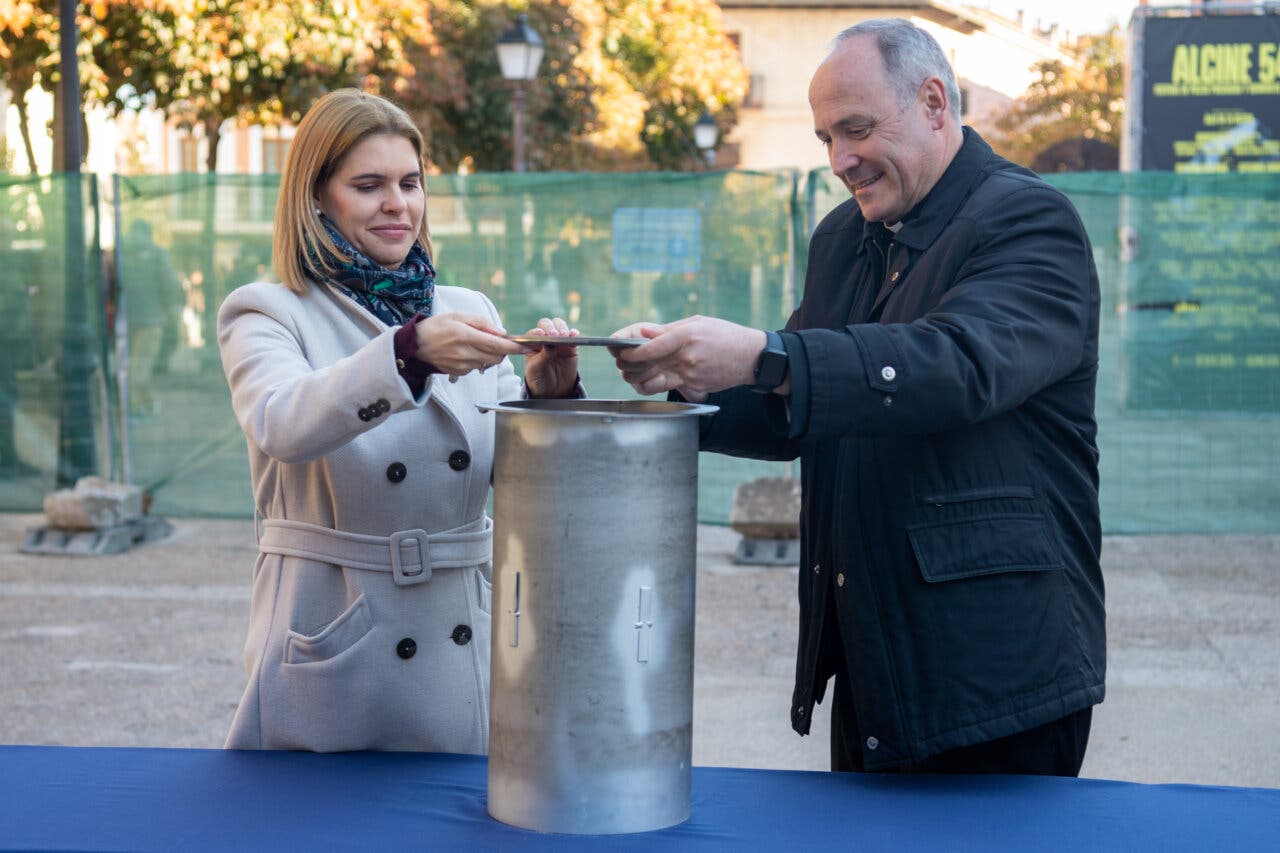 Inauguración de la remodelación en la Plaza de los Santos Niños con dos personas.