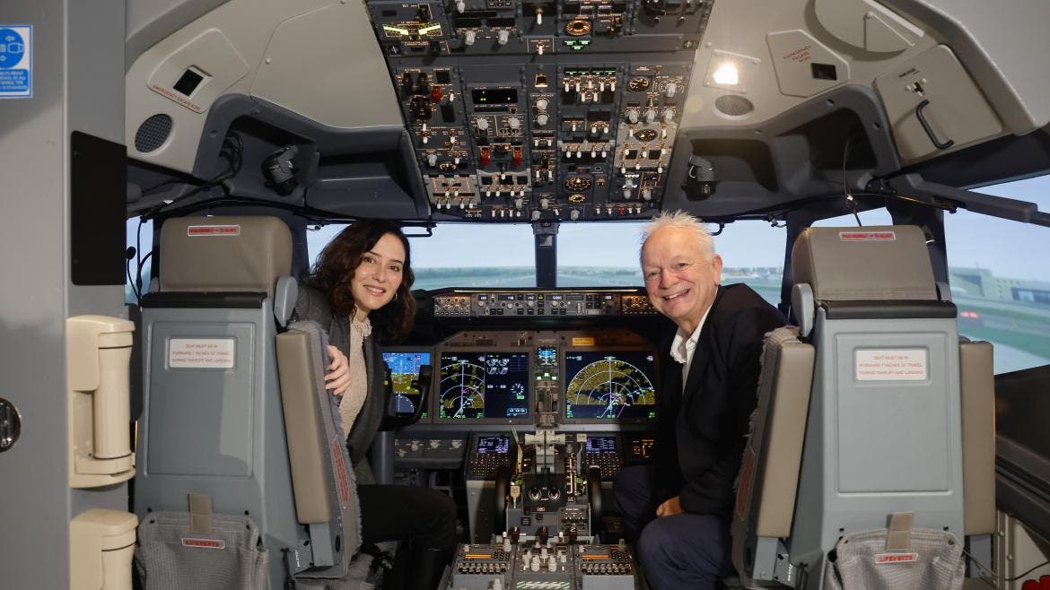 Imagen del interior del simulador de vuelo de Ryanair con dos personas sonriendo.