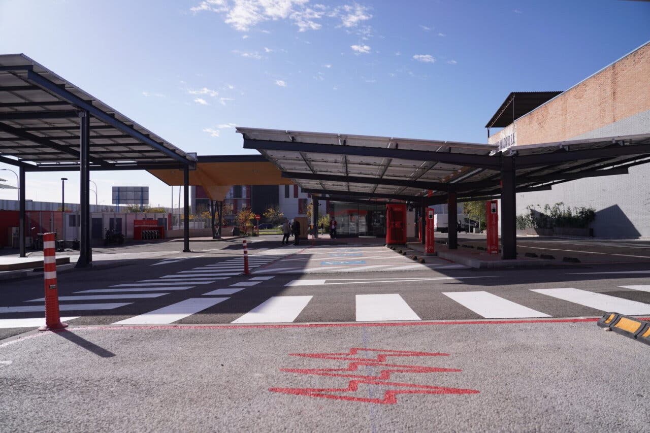 Vista de la electrolinera pública en Vicálvaro, Madrid, con estaciones de carga.