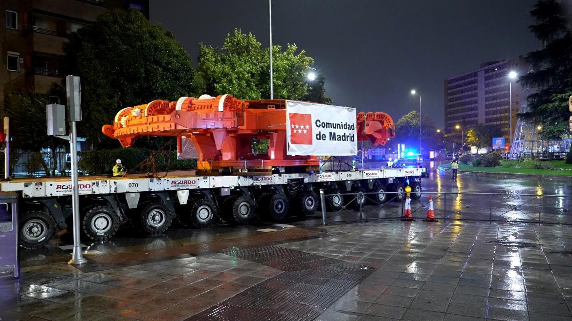 Tuneladora Mayrit siendo transportada por la noche en Madrid