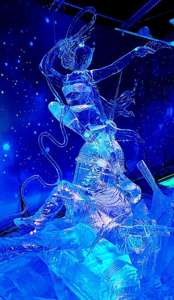 Escultura de hielo llamada Bat Heroine en el Ice Festival de Torrejón 2025