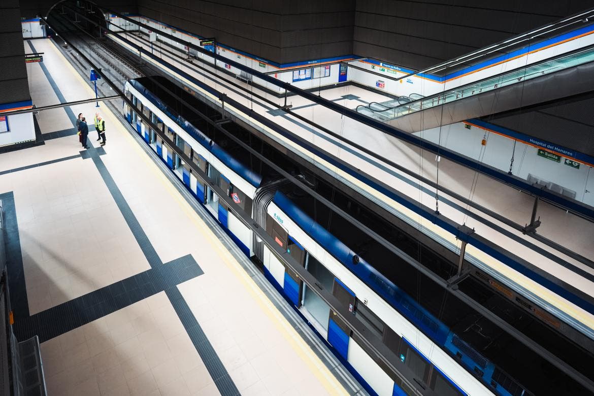 Vista del interior de la Línea 7B del Metro de Madrid con trenes y pasajeros.