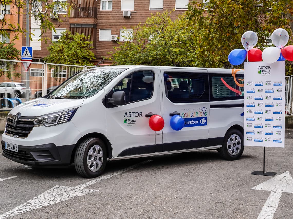 Vehículo escolar adaptado donado por Carrefour a ASTOR en Torrejón de Ardoz