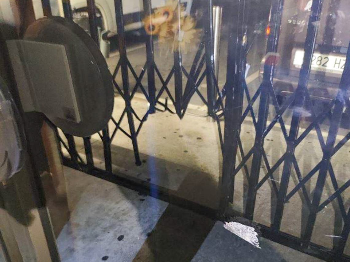 Puerta de un establecimiento con reja tras un robo en Torrejón de Ardoz
