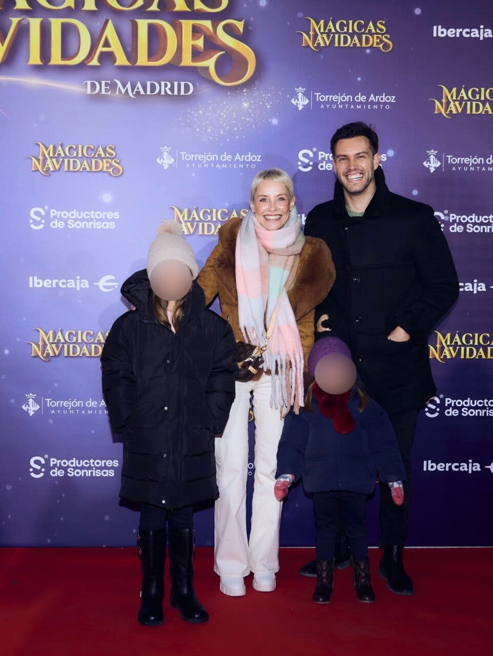 Familia posando en la inauguración de las Mágicas Navidades en Torrejón de Ardoz