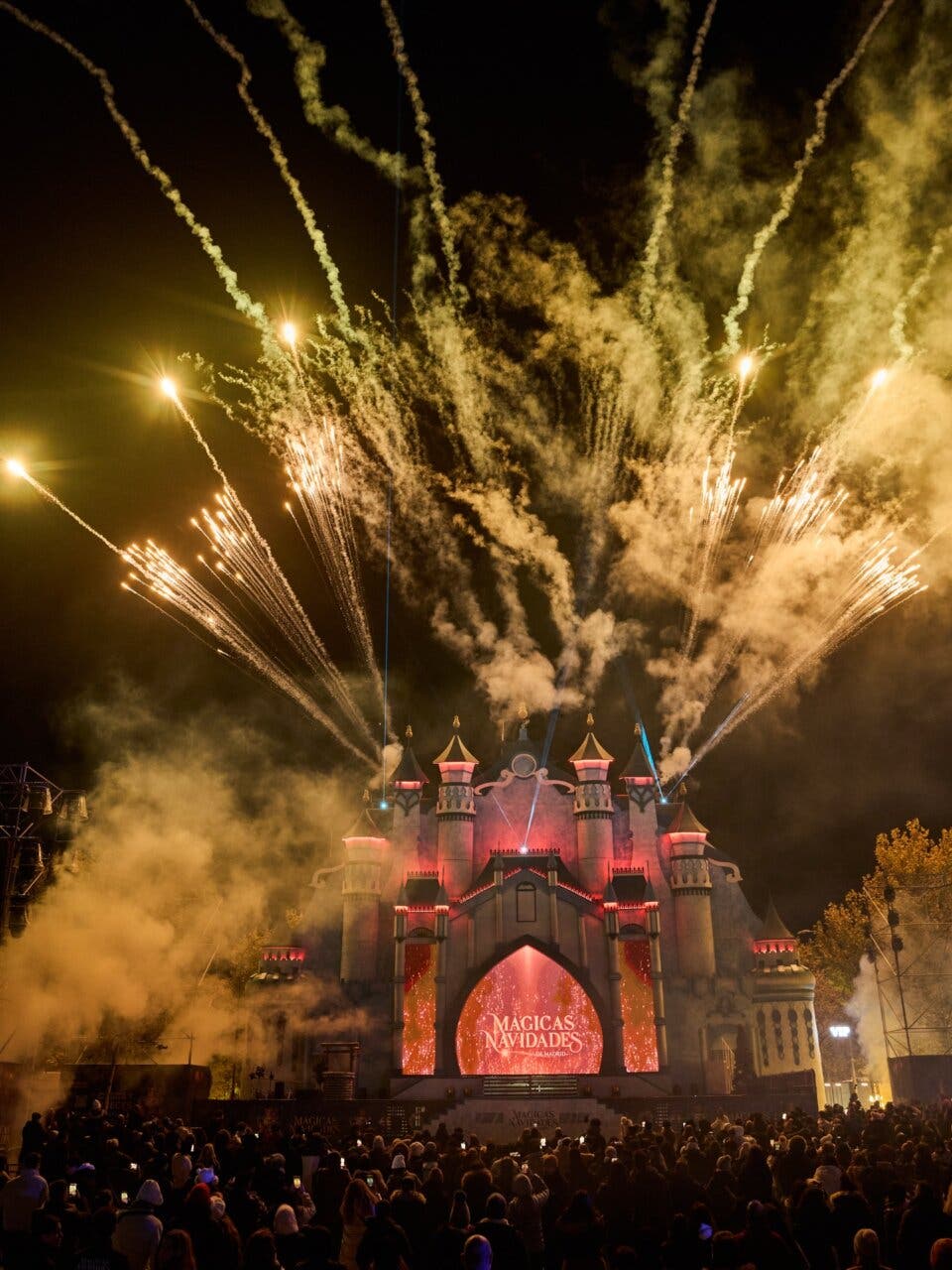 Espectacular inauguración de las Mágicas Navidades en Torrejón con fuegos artificiales.