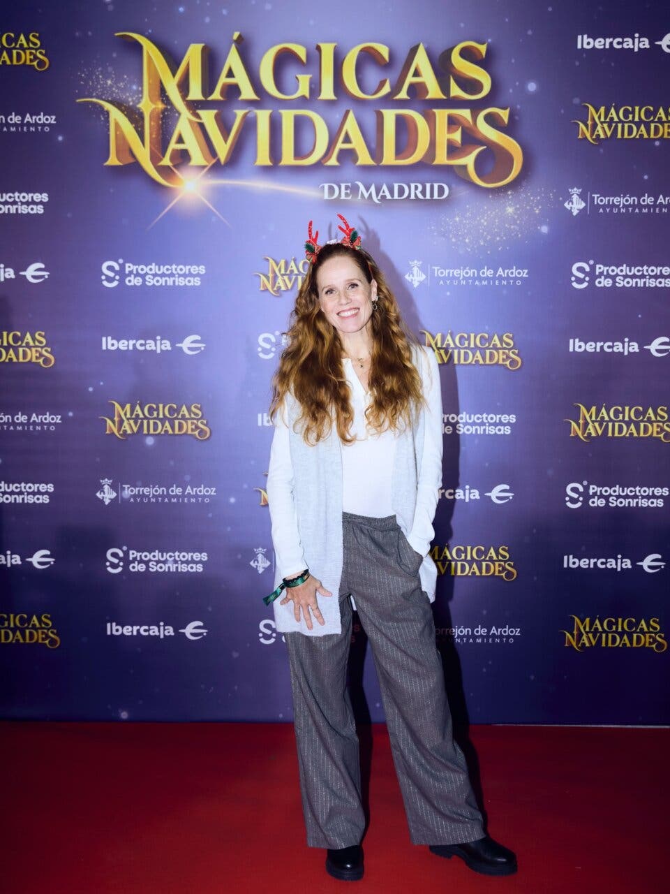 Mujer sonriente con cuernos de reno en la inauguración de Mágicas Navidades