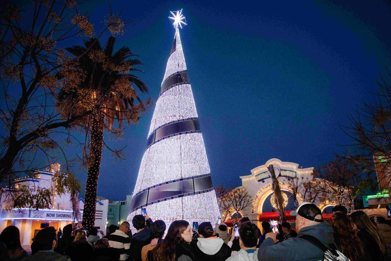 Árbol de Navidad iluminado en Parque Warner Madrid durante la temporada navideña