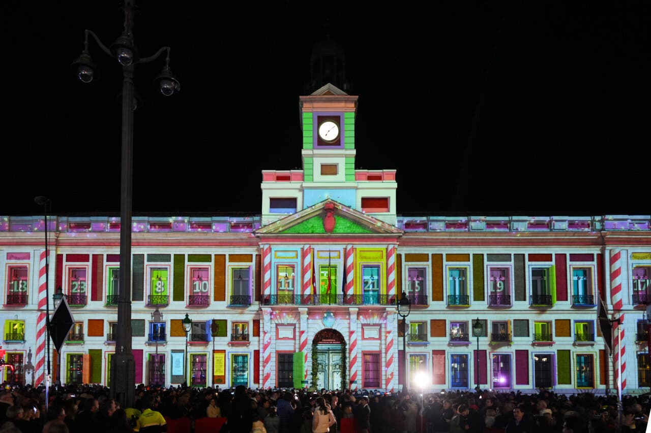 Fachada de la Real Casa de Correos iluminada con videomapping navideño