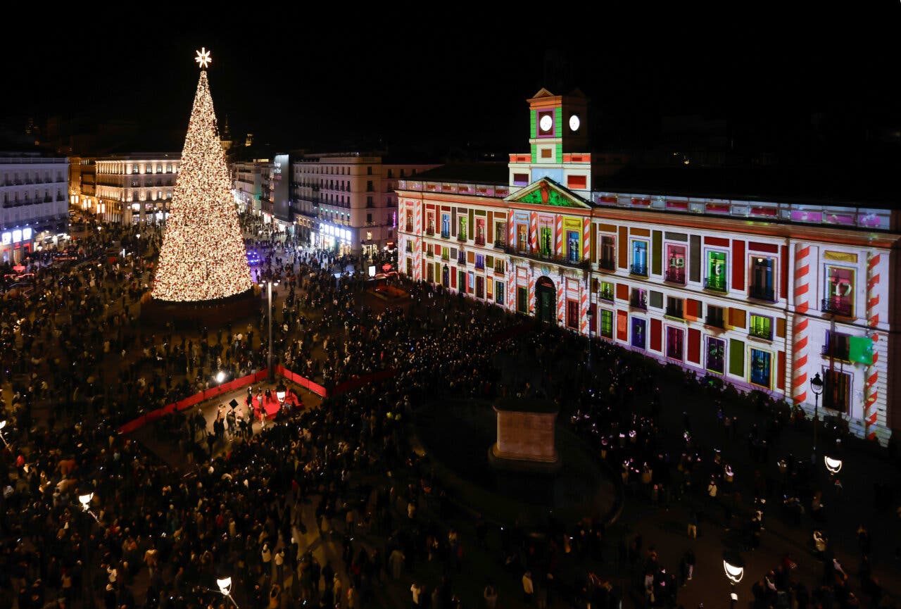 Espectáculo de videomapping en la Real Casa de Correos durante la Navidad.