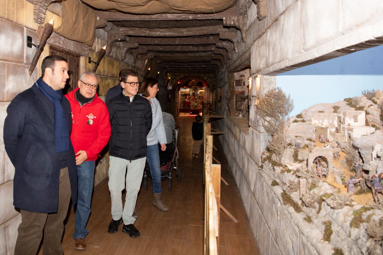 Inauguración del Gran Belén Monumental en Alcalá de Henares con visitantes.
