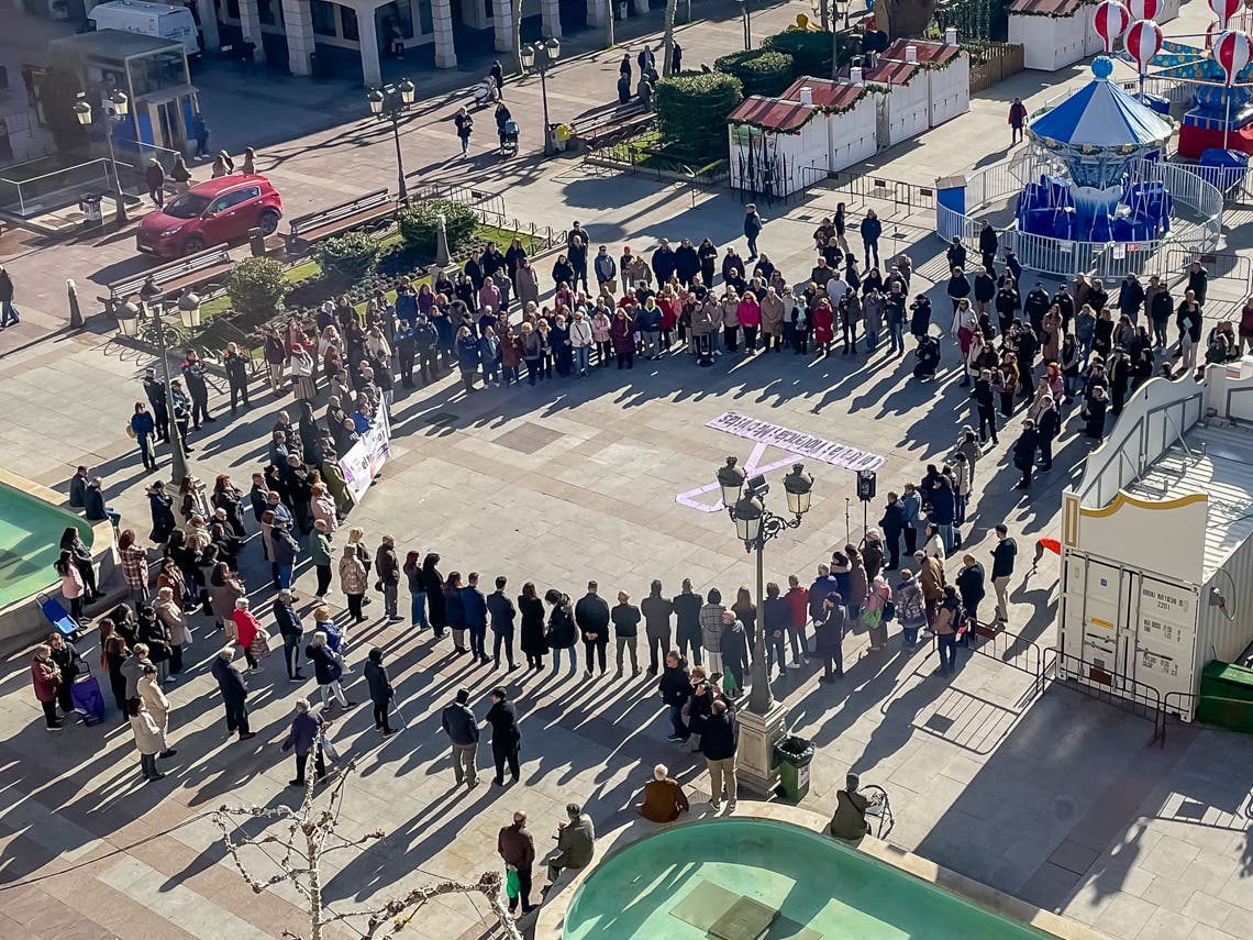 Concentración en la Plaza Mayor de Torrejón en homenaje a María Ángeles.