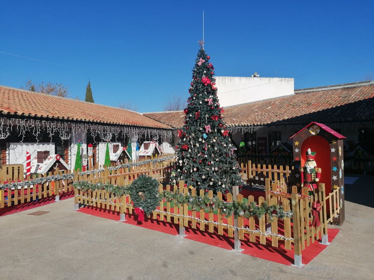 Decoraciones navideñas en el pueblo de Papá Noel en Fresno de Torote