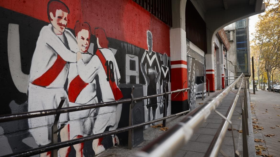 Murales en el Estadio de Vallecas que representan momentos icónicos del Rayo Vallecano.