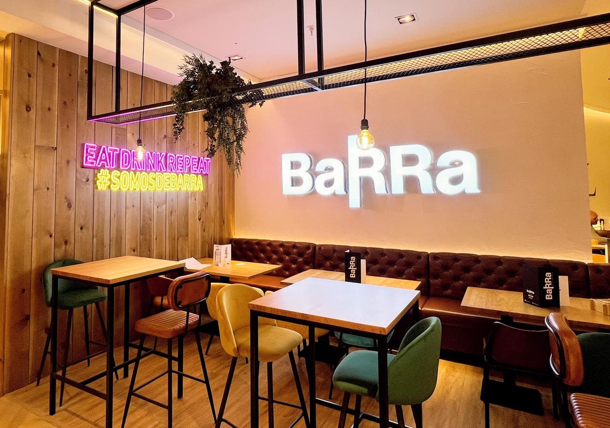 Interior del restaurante BaRRa en Alcalá de Henares con mesas y decoración moderna.