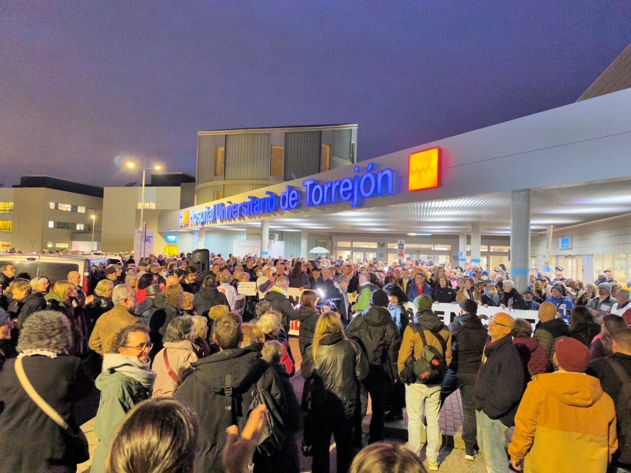 Concentración de personas frente al Hospital Universitario de Torrejón