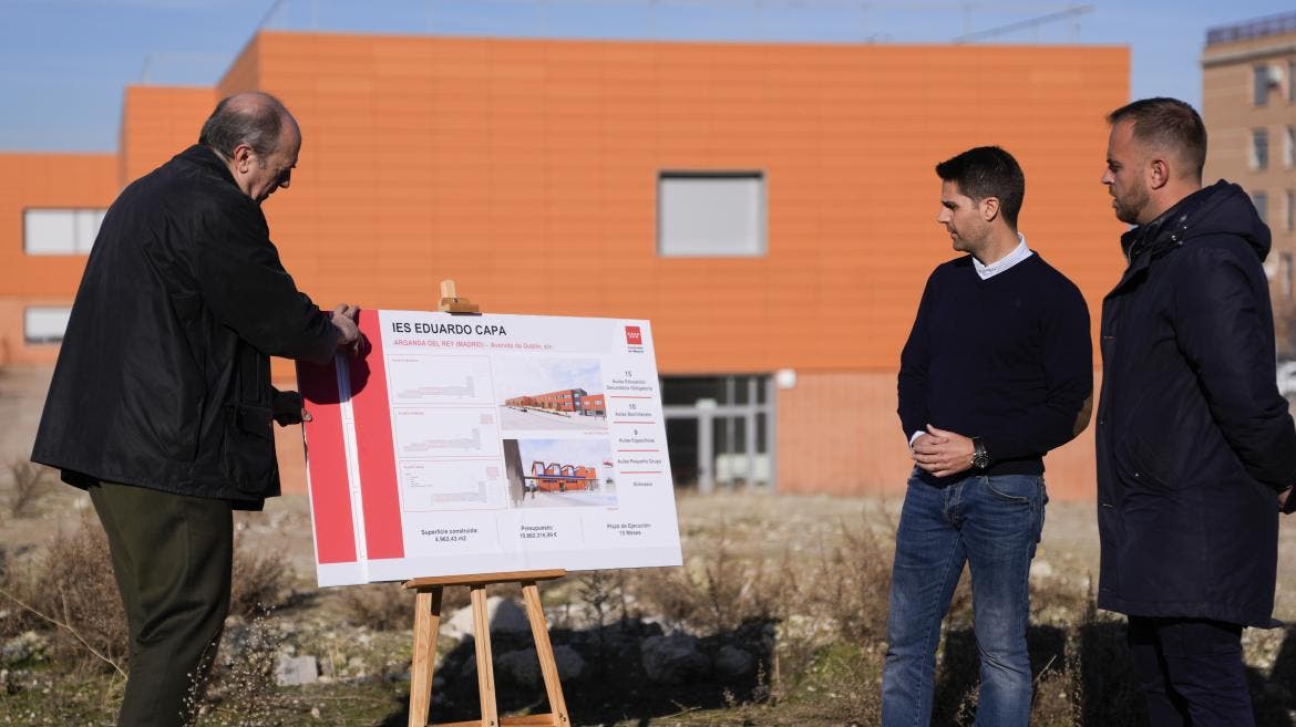 Visita de Emilio Viciana al nuevo instituto Eduardo Capa en Arganda del Rey