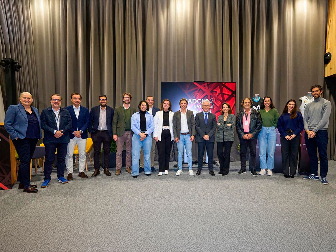 Grupo de personas en evento de presentación de la MadCup en Torrejón de Ardoz