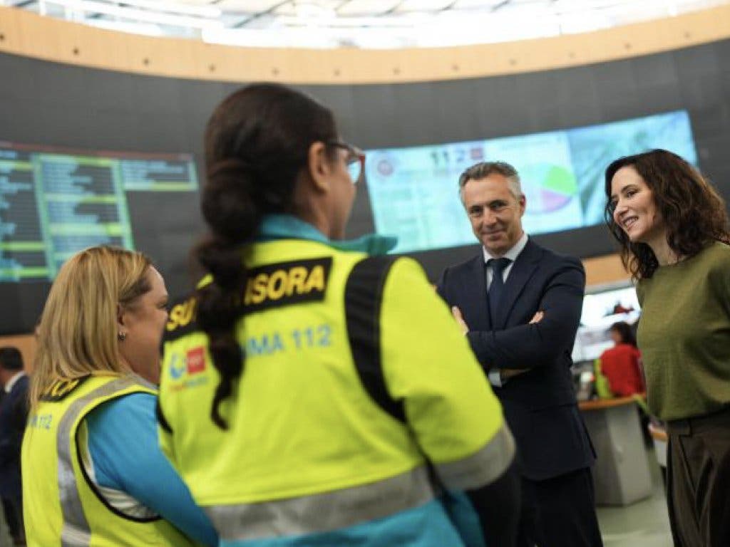 La presidenta Ayuso en la sede del 112 recomendando un kit de emergencias
