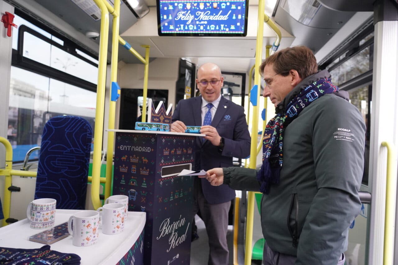 Alcalde Almeida depositando carta en buzón real del bus navideño