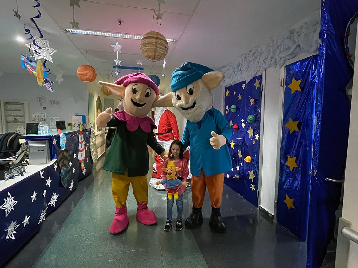 Los Guachis visitan a una niña en el hospital de Torrejón