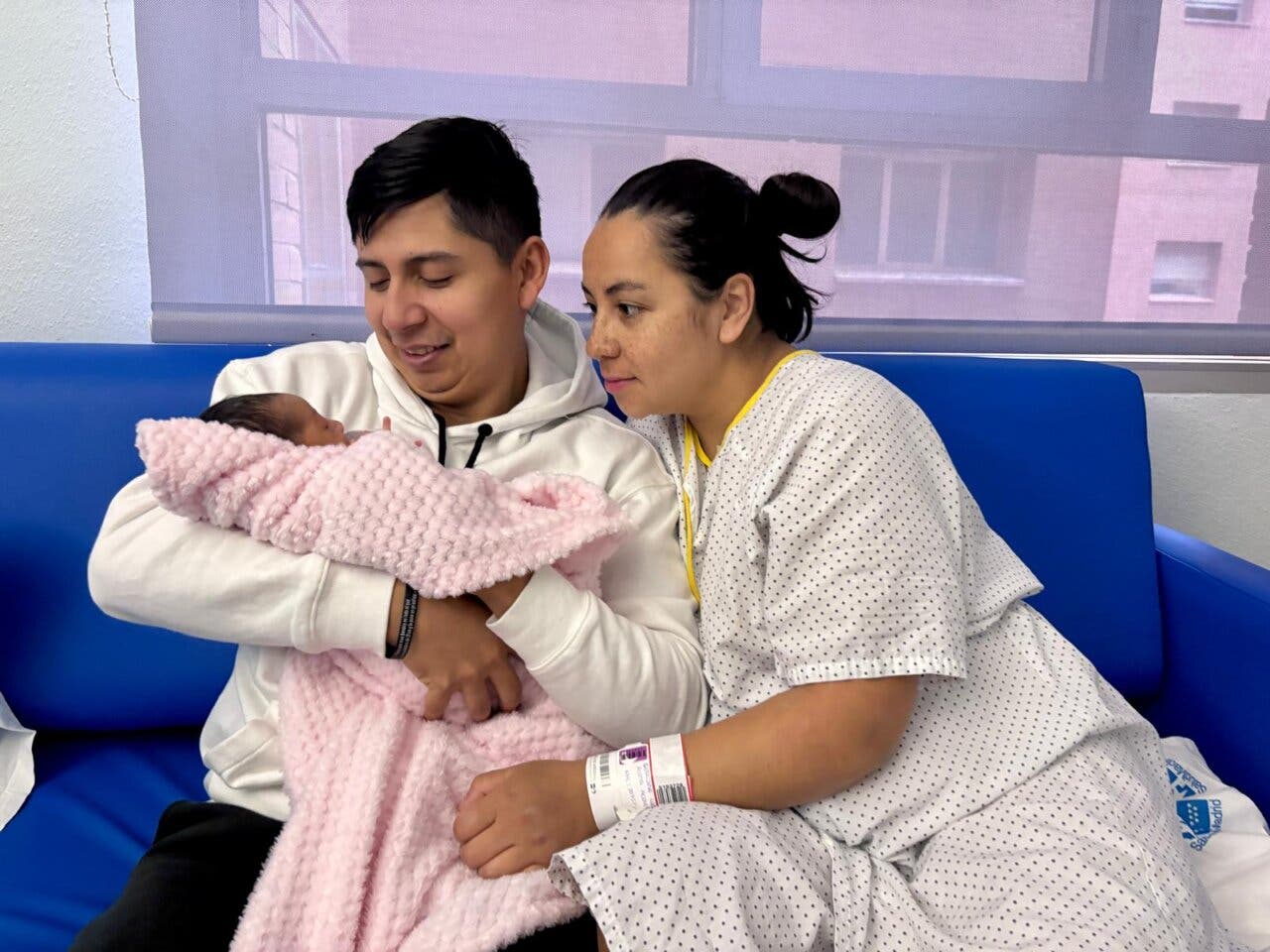 Familia sosteniendo al último bebé nacido en 2025 en Alcalá de Henares