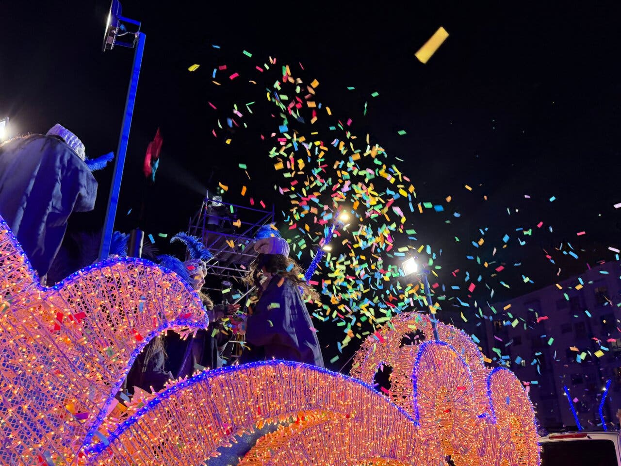 Carroza iluminada en la Gran Cabalgata de Reyes en Torrejón de Ardoz