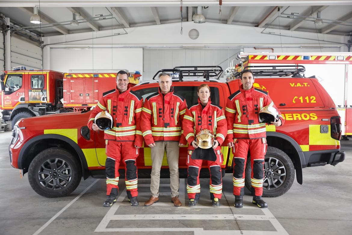 Cuatro bomberos de la Comunidad de Madrid en nuevos uniformes rojos