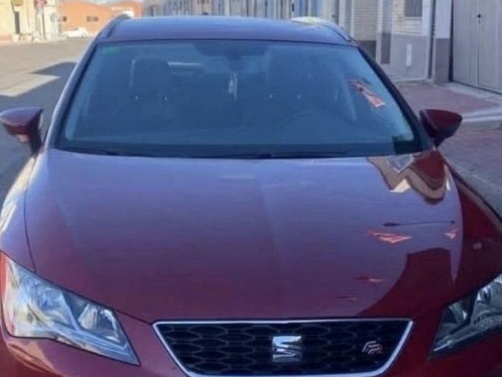 Coche Seat León rojo oscuro estacionado en la calle