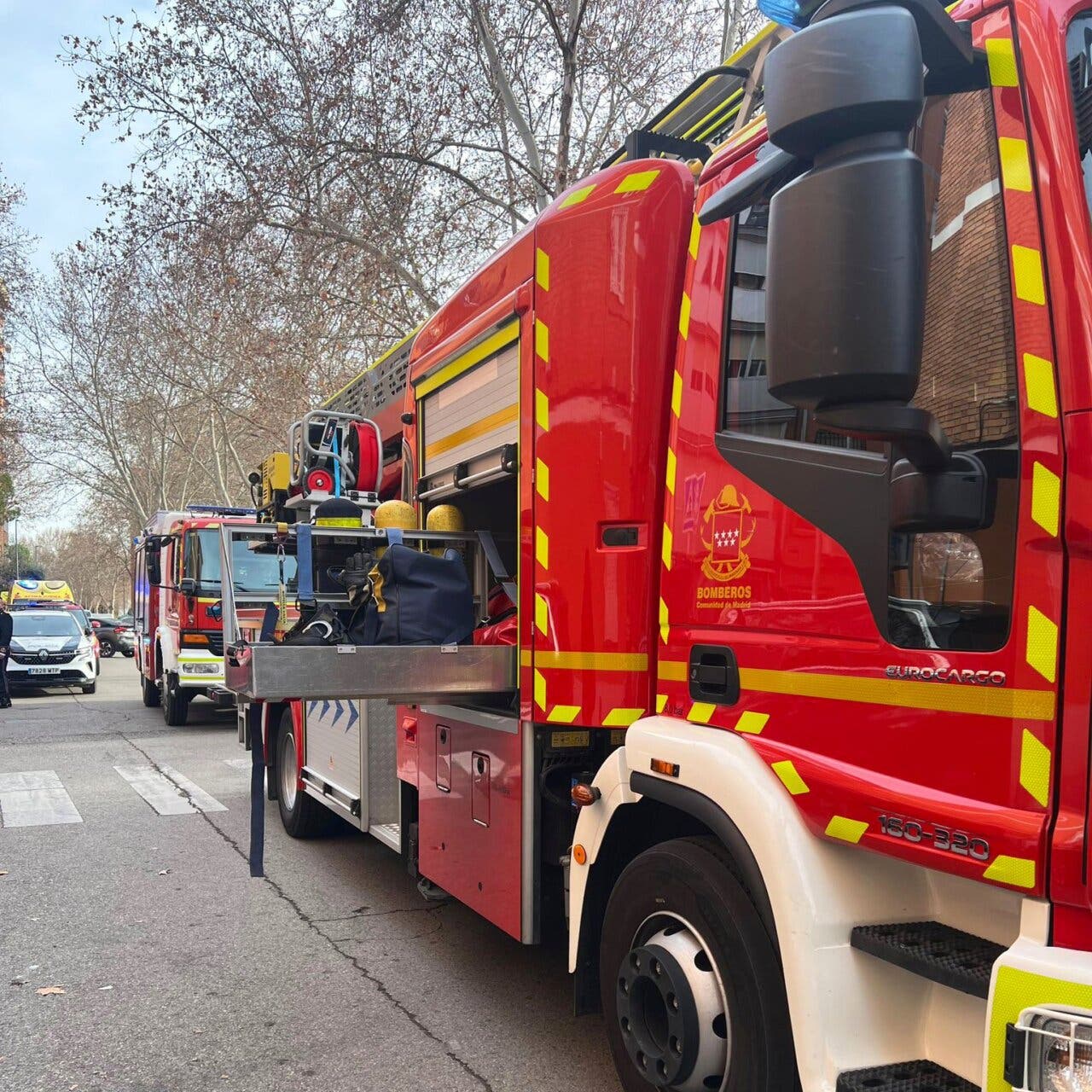 Camión de bomberos en una calle durante un incendio en Alcalá de Henares