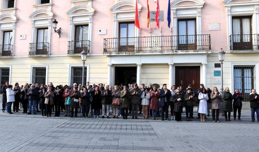Grupo de personas guardando un minuto de silencio en homenaje a las víctimas