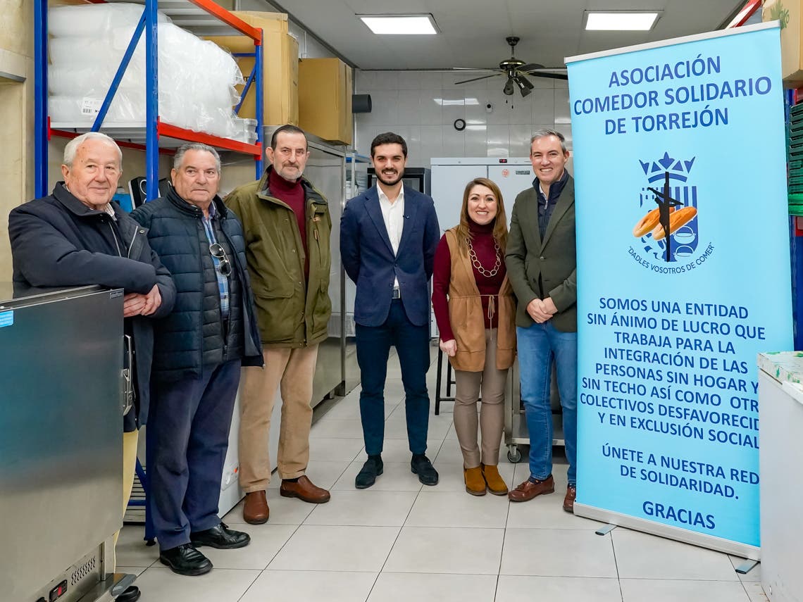 Visita al Comedor Solidario de Torrejón con autoridades locales y miembros del comedor