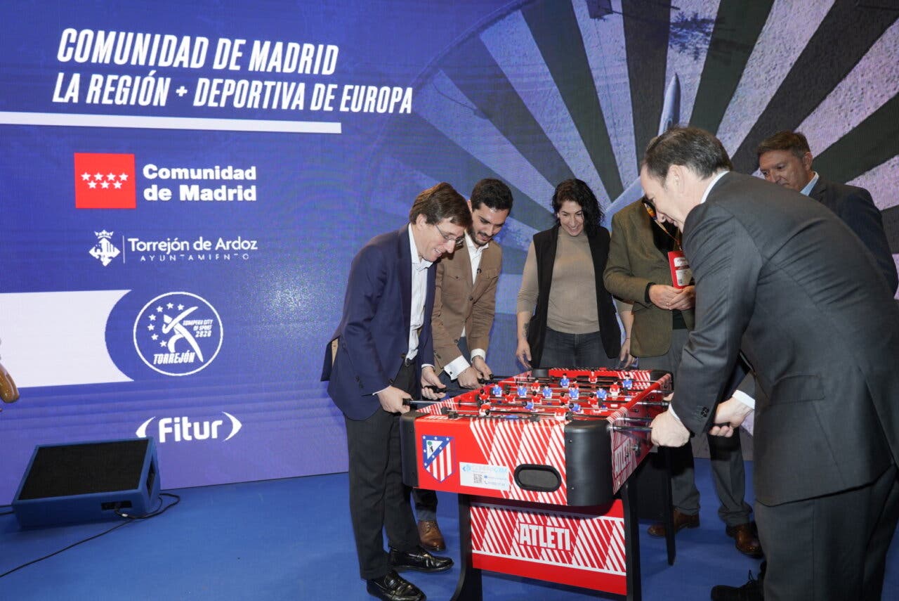 Personas interactuando en el stand de Torrejón en FITUR 2026