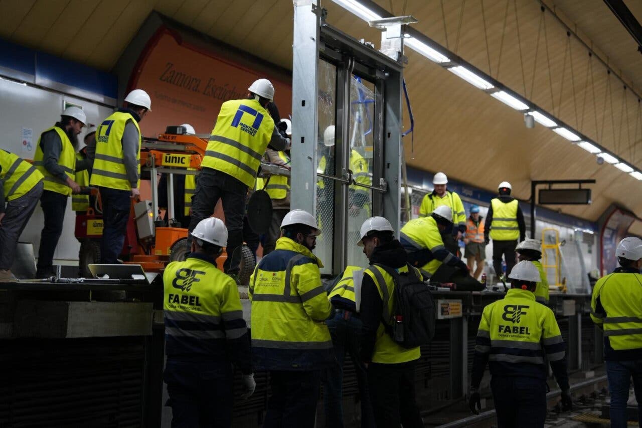 Trabajadores instalando la primera puerta de andén en la Línea 6 del Metro de Madrid.