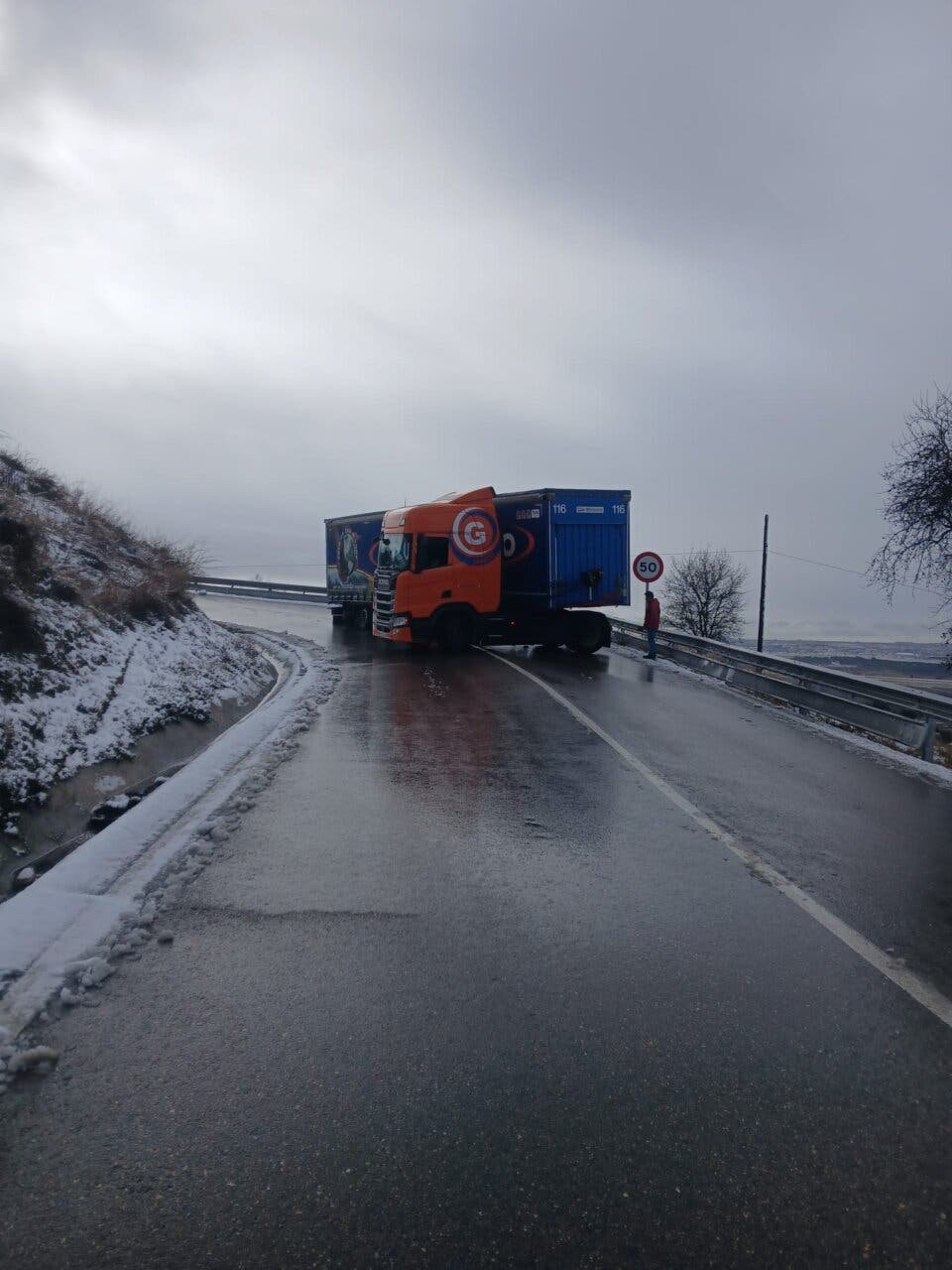 Camión bloqueado en una carretera nevada en Villalbilla