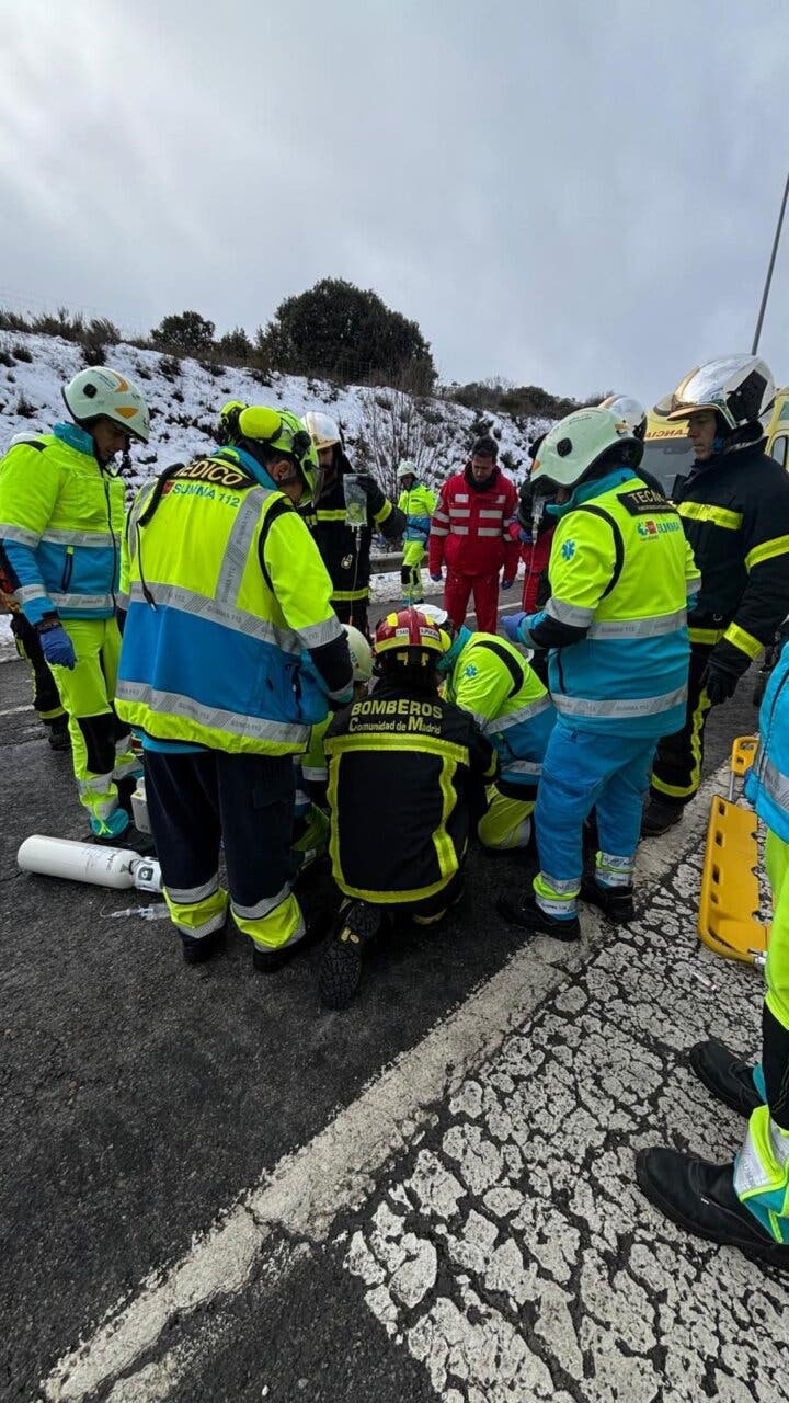 Equipo de rescate atendiendo a una conductora herida en un accidente de tráfico