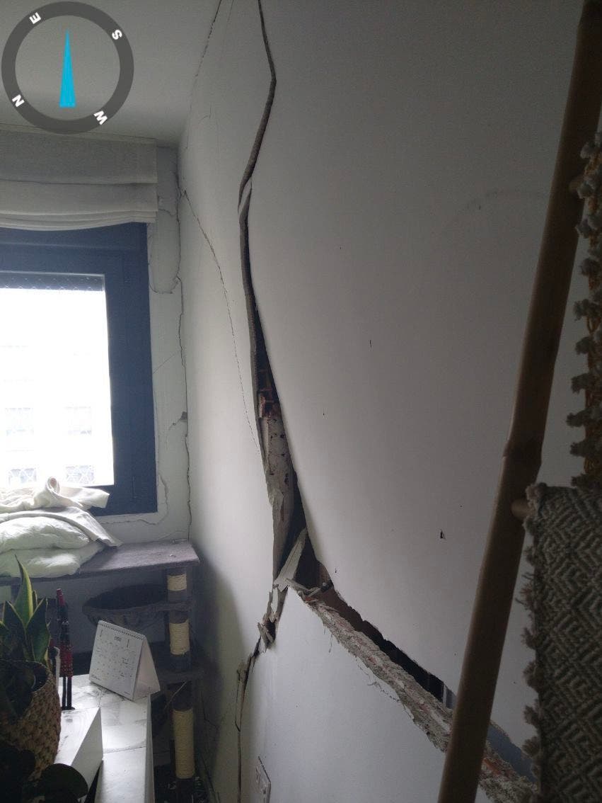 Grieta en la pared de una vivienda tras explosión de batería