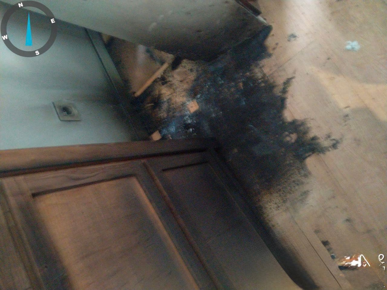 Daños en una vivienda tras la explosión de una batería de dispositivo electrónico