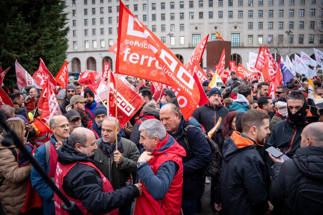 Protesta de trabajadores de Renfe y Adif con banderas en Madrid