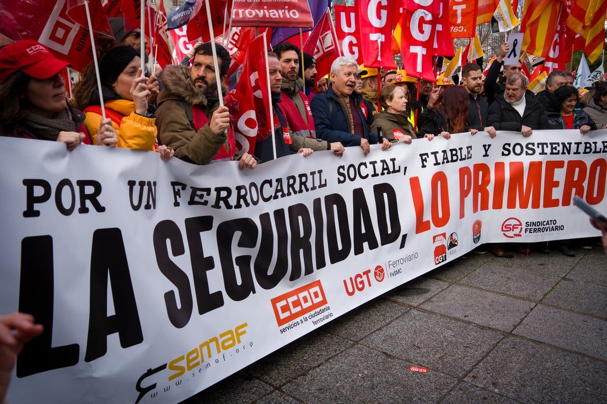 Protesta masiva de trabajadores de Renfe y Adif con pancarta y banderas